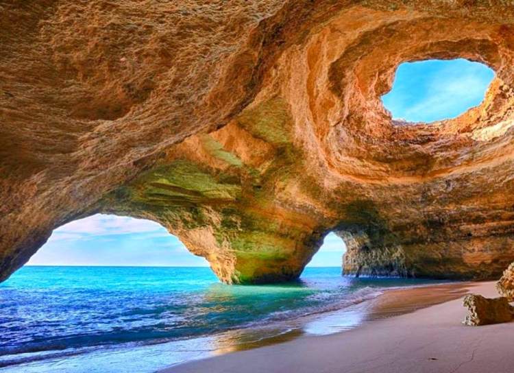 Praia de Benagil é uma das melhores praias do Algarve em Portugal