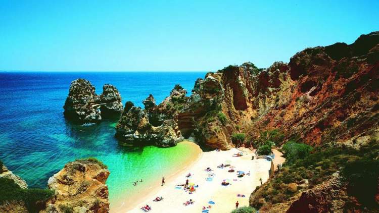 Praia do Camilo é uma das melhores praias do Algarve em Portugal