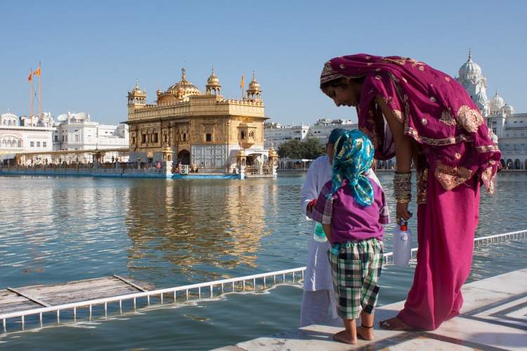 Templo dourado de Amritsar na Índia