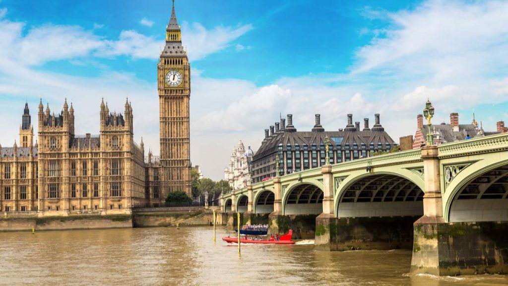 O Big Ben, as Casas do Parlamento e a ponte de Westminster em Londres - Inglaterra