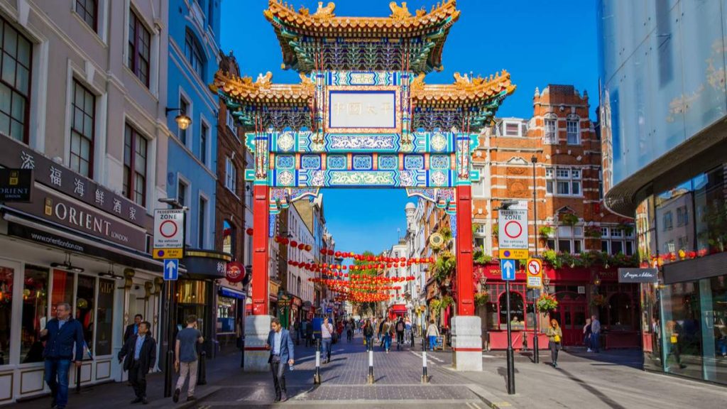 Vista da entrada para a área de Chinatown, um popular destino de viagem em Londres