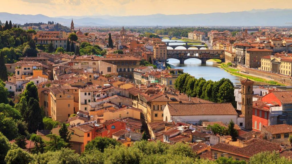 Horizonte da bela paisagem urbana de Florença na Itália, com as pontes sobre o rio Arno.