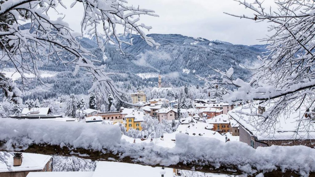 Cavalese em Val di Fiemme, um dos principais vales da região Dolomitas na Itália.