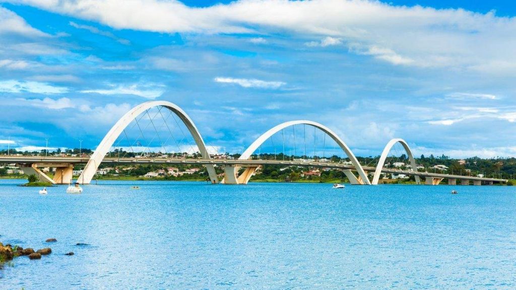Lago Paranoá e Ponte JK em Brasília.