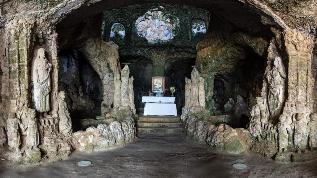 Vista do interior da igreja de Piedigrotta, Calábria, Itália.