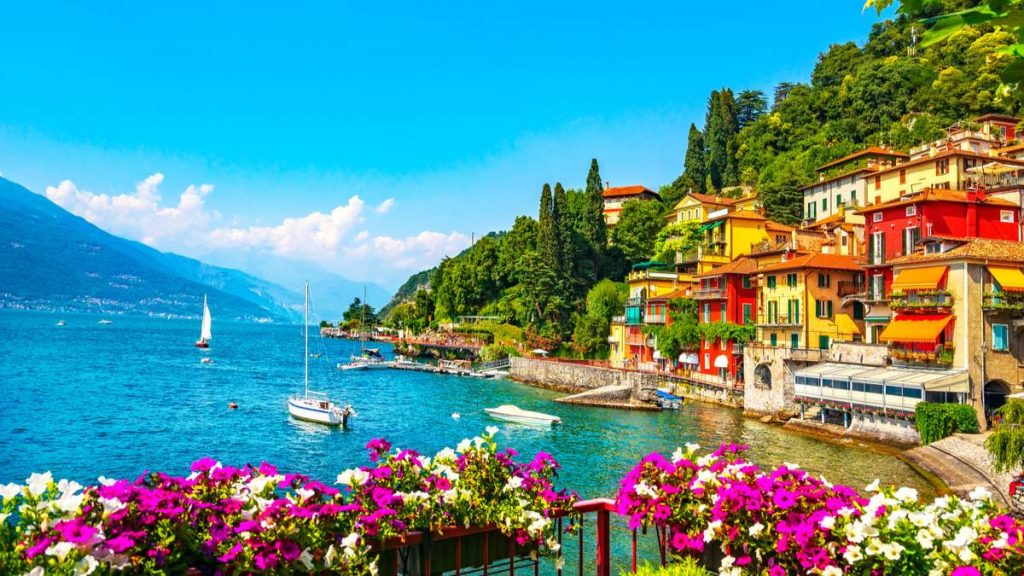 Cidade de Varenna no distrito do lago Como. Aldeia do lago tradicional italiana.