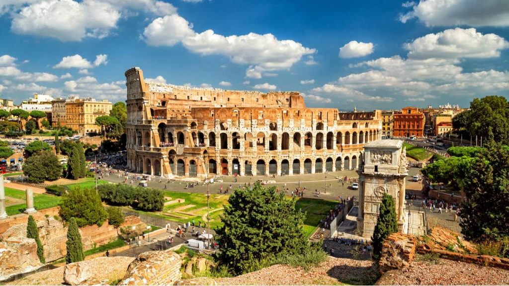 Coliseu é uma das principais atrações de viagem em Roma, Itália.