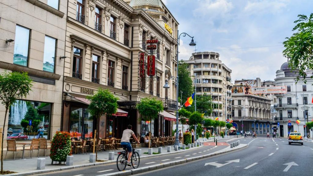 Um restaurante histórico e o Capsa Hotel, no centro de Bucareste, Romênia.