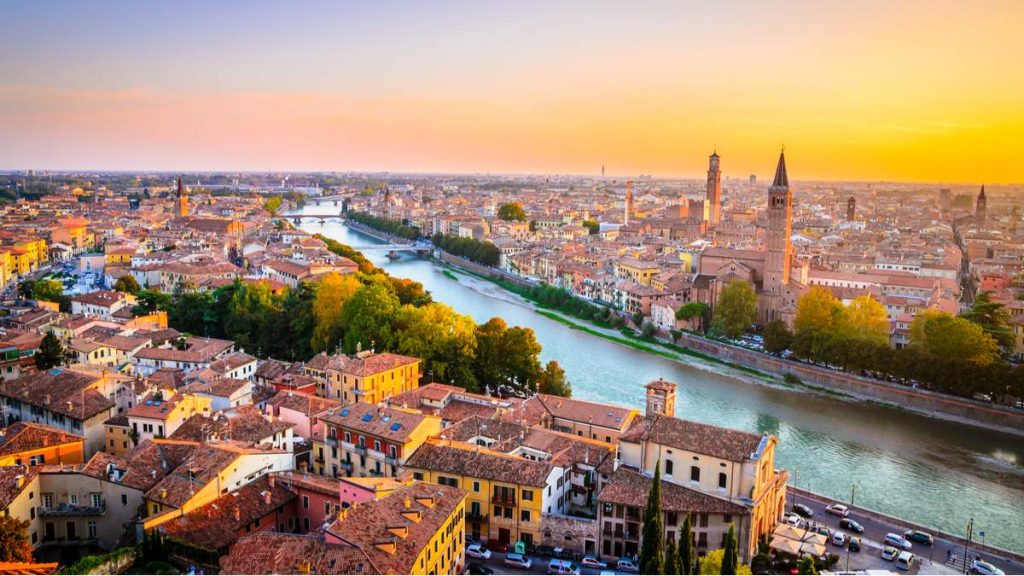 Belíssimo pôr do sol região em Verona, Vêneto, Itália.