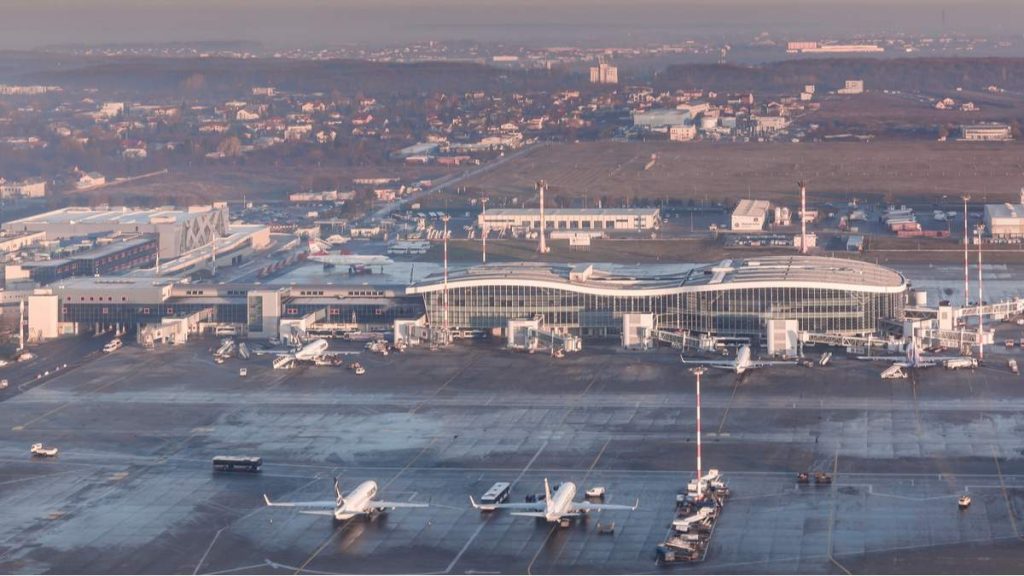  Vista aérea do Aeroporto Internacional Henri Coanda de Bucareste, Romênia.