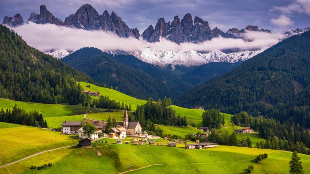 Santa Maddalena, famoso lugar alpino, com montanhas mágicas Dolomitas no fundo, Itália.