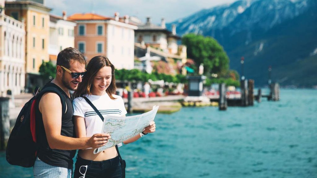 Casal apaixonado no lago de Garda, Sirmione, Itália.