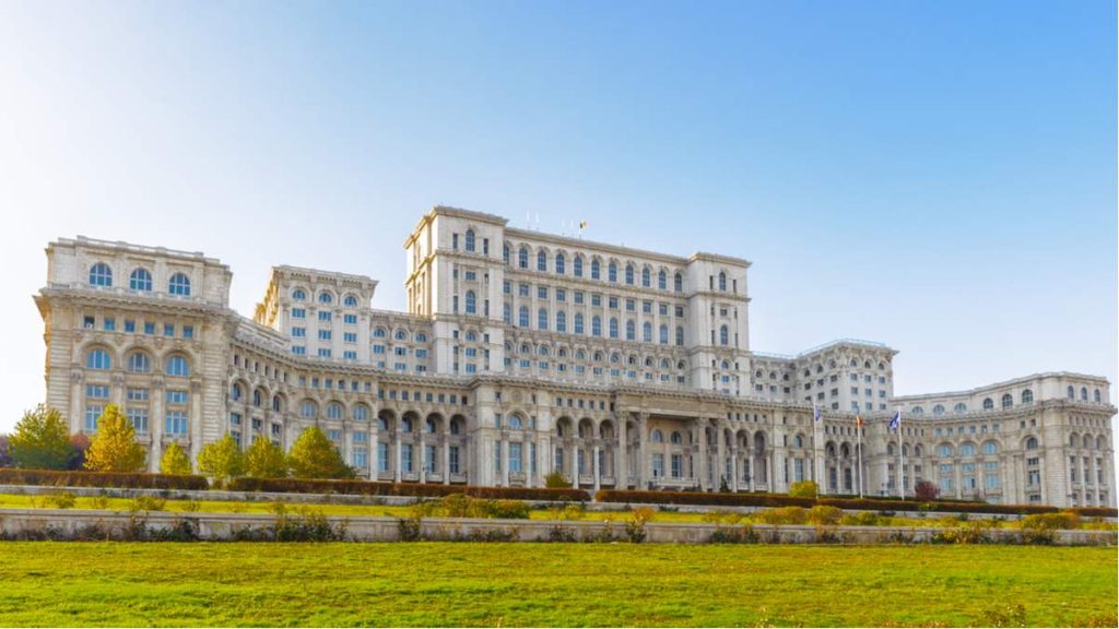Palácio do Parlamento, Bucareste, Romênia. É o maior e mais pesado edifício civil do mundo, com função administrativa.