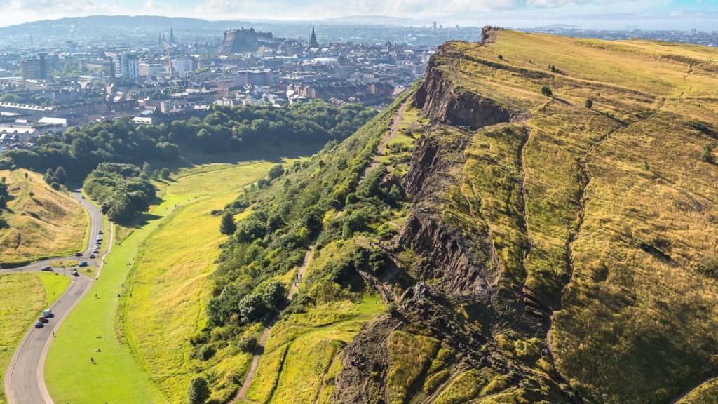 Arthur's Seat é o pico mais importante do grupo de colinas que há em Holyrood Park, Edimburgo, Reino Unido
