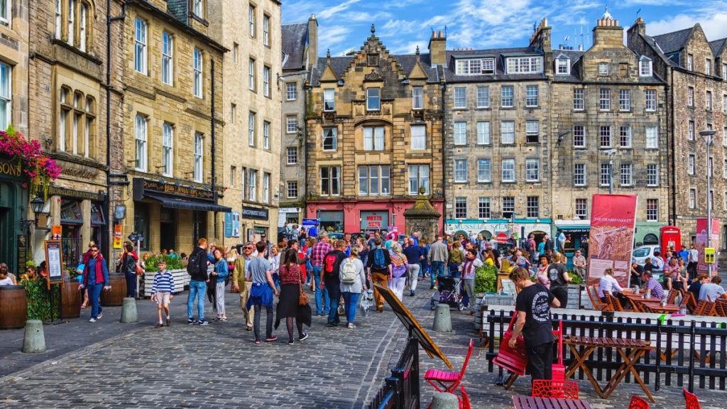 Vista da rua na Praça Grassmarket, na cidade velha de Edimburgo, Escócia