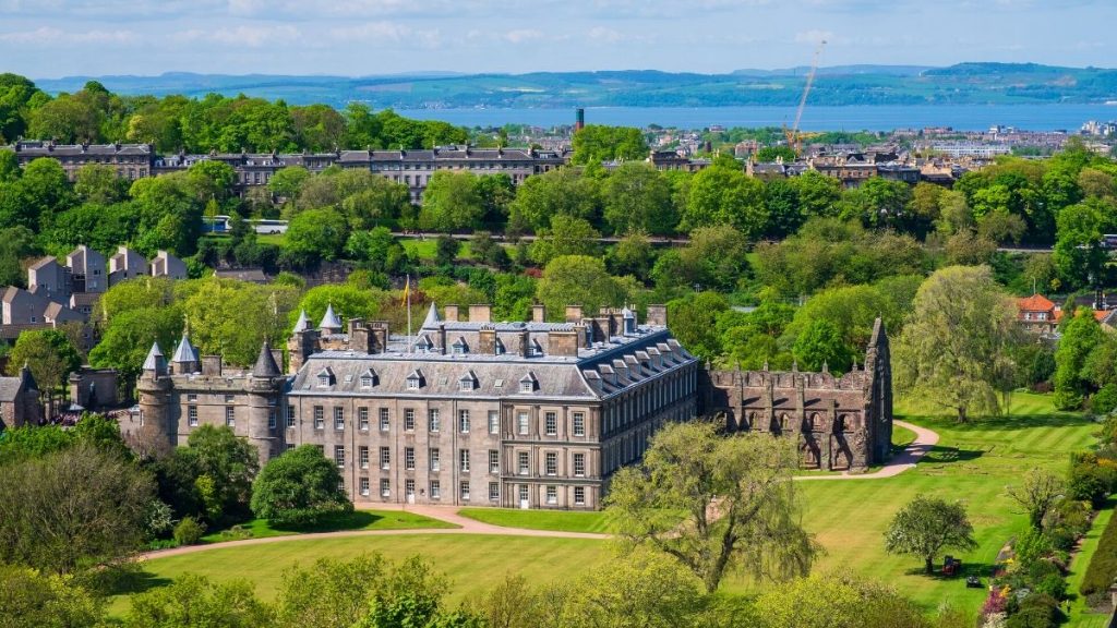 Vista do Palácio Holyroodhouse em Edimburgo, Escócia.