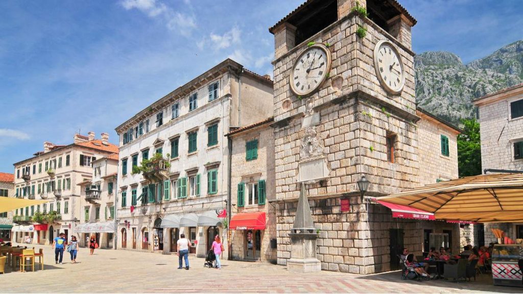 Torre do relógio dentro de Stari Grad em Kotor, Montenegro.