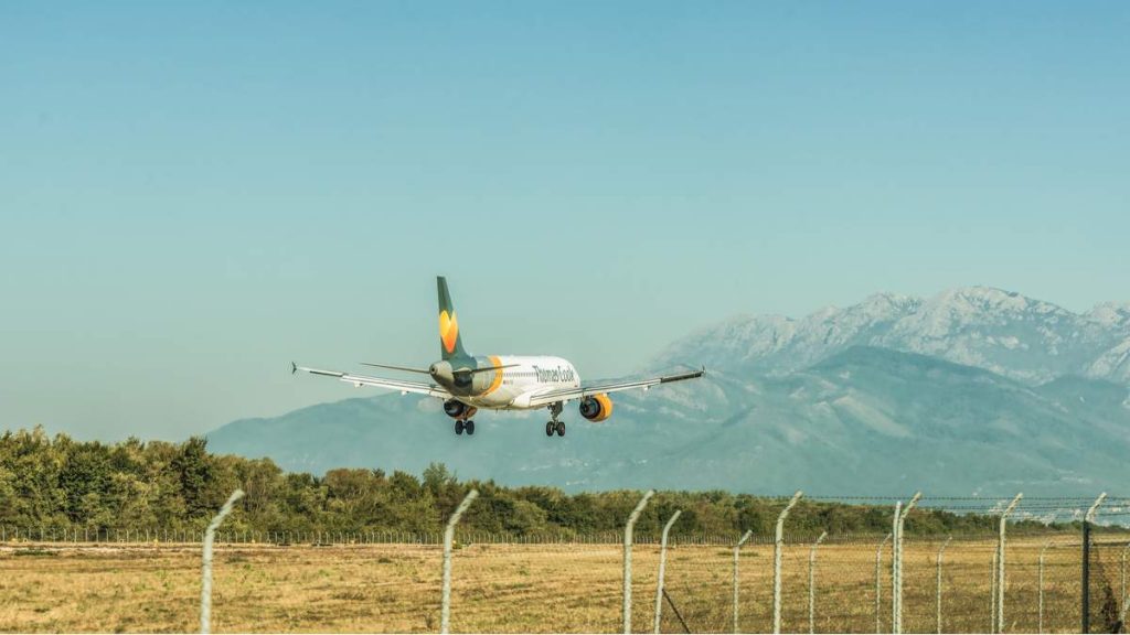 Avião de passageiros chegando no aeroporto de Tivat em Montenegro.