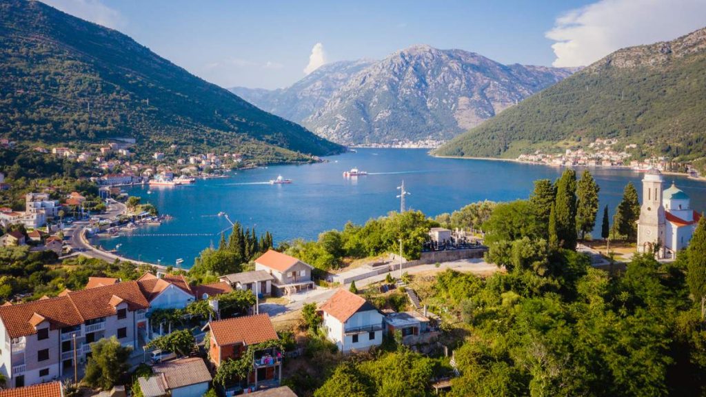 Vista panorâmica na baía de Kotor, Montenegro.