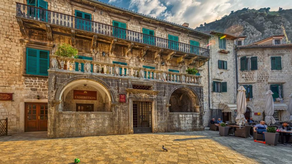 O palácio Pima é visto na praça da farinha em Kotor, Montenegro.