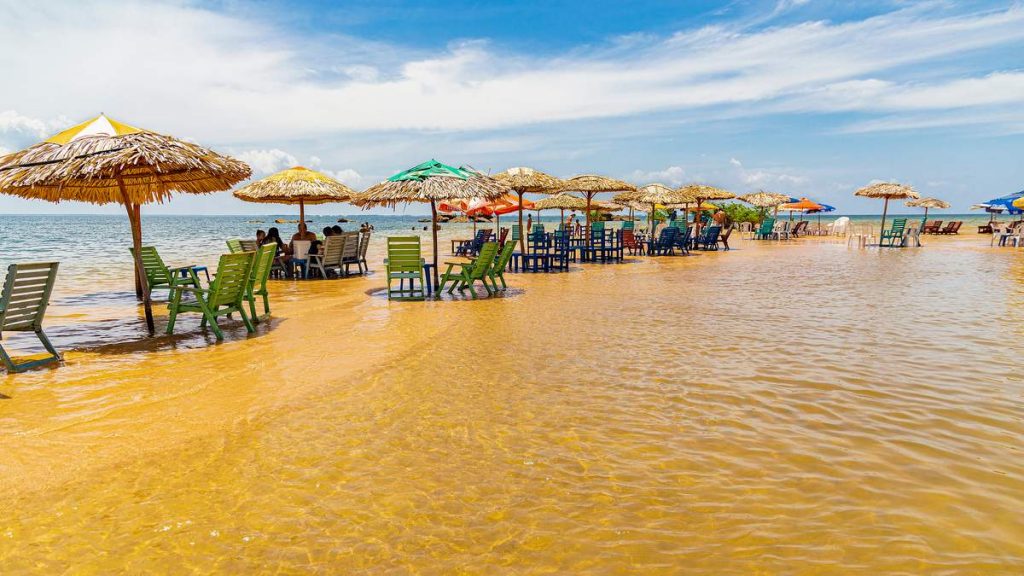 Guarda-chuvas colorem a praia de Ponta de Pedras, às margens do rio Tapajós, em Alter do Chão, estado do Pará.